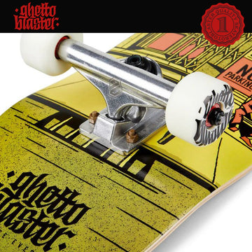 Dettaglio truck skateboard professionale montato su tavola da skate di qualità