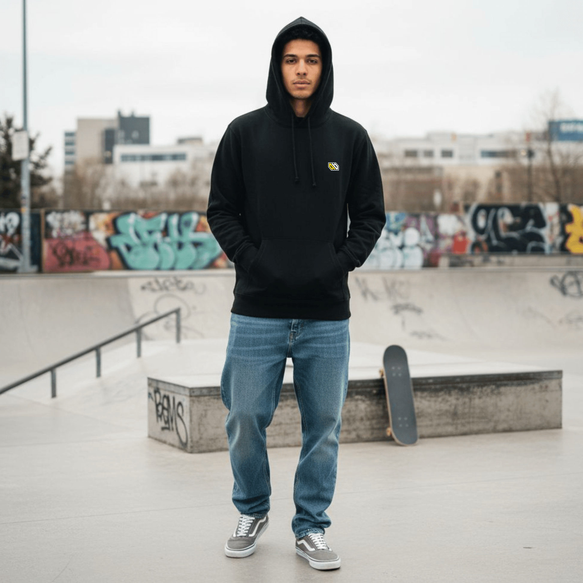 Felpa Nera con Cappuccio e Logo Ricamato Ghettoblaster